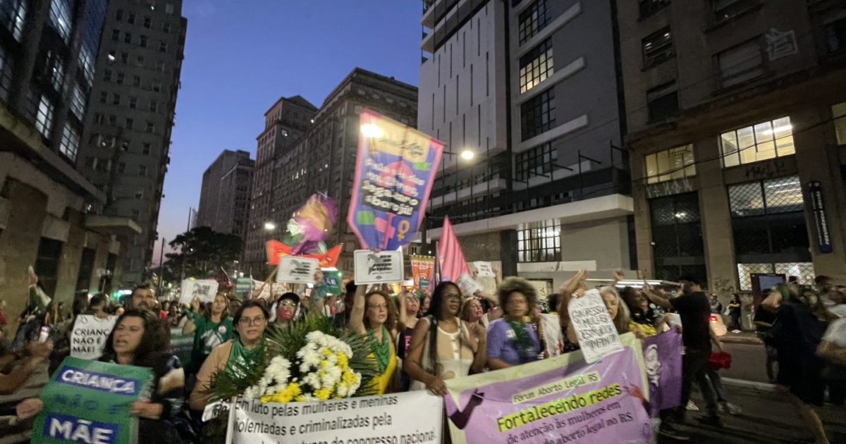 Em Porto Alegre, marcha feminista toma as ruas mesmo com risco de chuva!