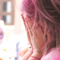 A exploração capitalista da violência sexual: Por que a extrema direita defende estupradores, pedófilos e a proibição do aborto?